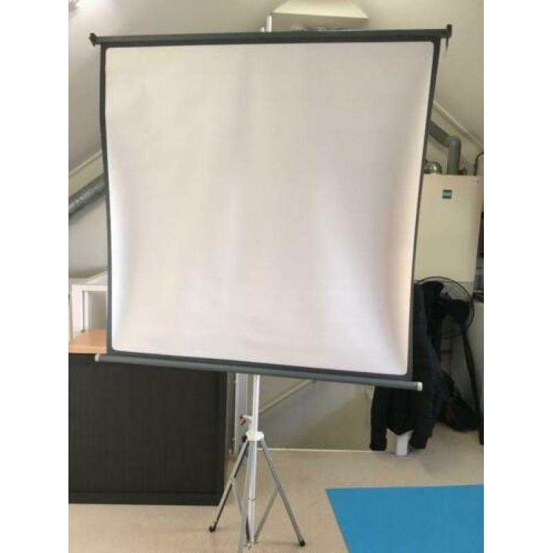 Diaprojector met bijbehorende tafel, scherm en standaard