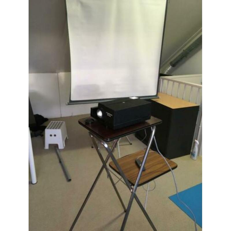 Diaprojector met bijbehorende tafel, scherm en standaard