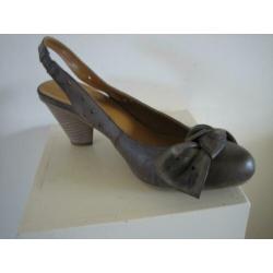 Prachtige taupe leren pumps met open hak CELINDA 39 Snazzeys