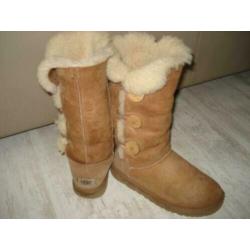 Uggs Bailey button maat 38