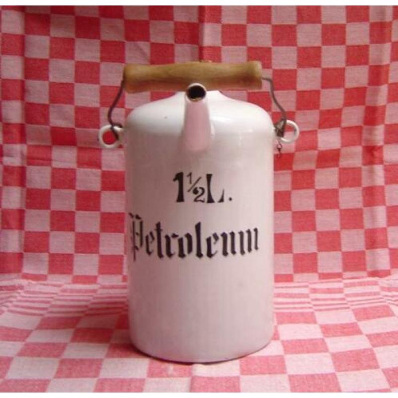 Wit emaille 1½ liter petroleumkan. 7 maart emaillebeurs.