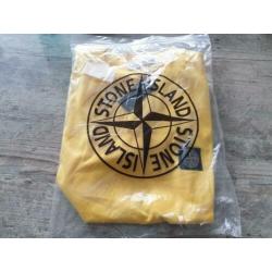 Stone Island. Geel T-Shirt. 100% Katoen. Maat: M.