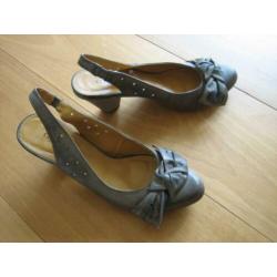 Prachtige taupe leren pumps met open hak CELINDA 39 Snazzeys