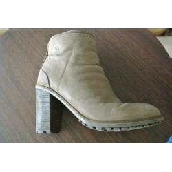 Schoenen OPRUIMING alles €5,- enkellaarsjes Cellini 38 taupe