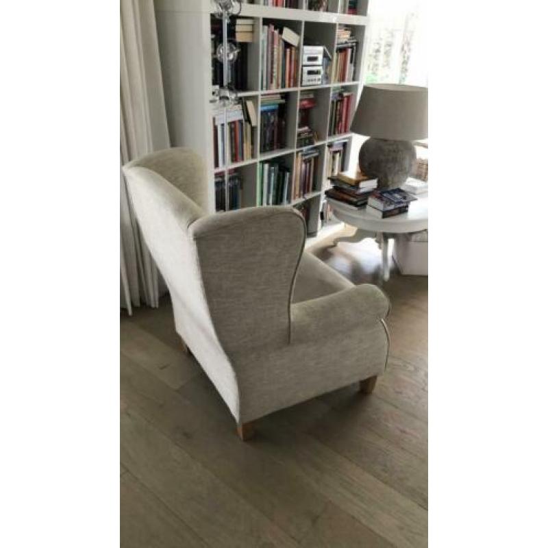 Mooie zandkleurige oorfauteuil met houten pootjes.