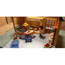 Playmobil de kruidenierswinkel met de 70375 gebouw.