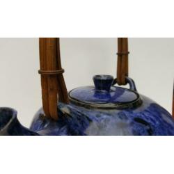 Theepot Japans, zwart keramiek met blauw glazuur