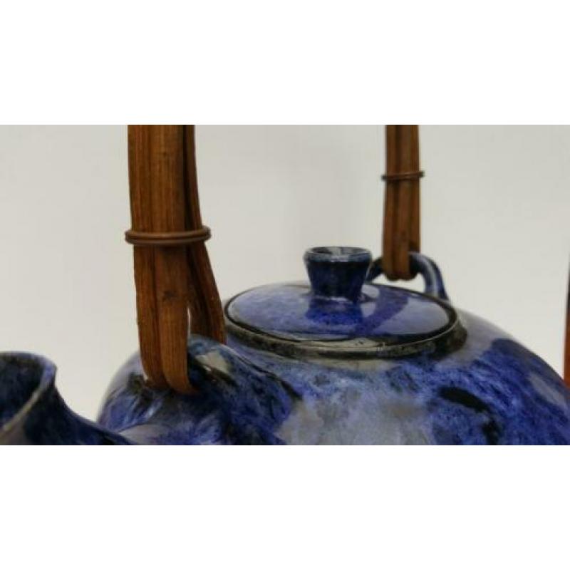 Theepot Japans, zwart keramiek met blauw glazuur