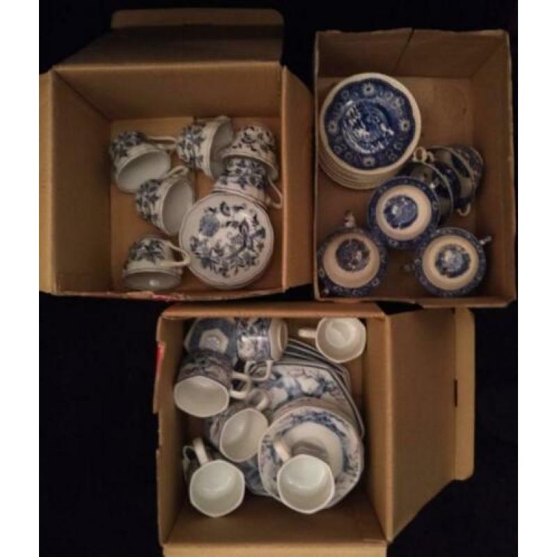 3 dozen met blauw witte aardewerken kopjes + schotels koopje