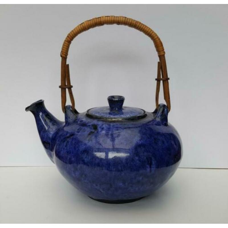 Theepot Japans, zwart keramiek met blauw glazuur