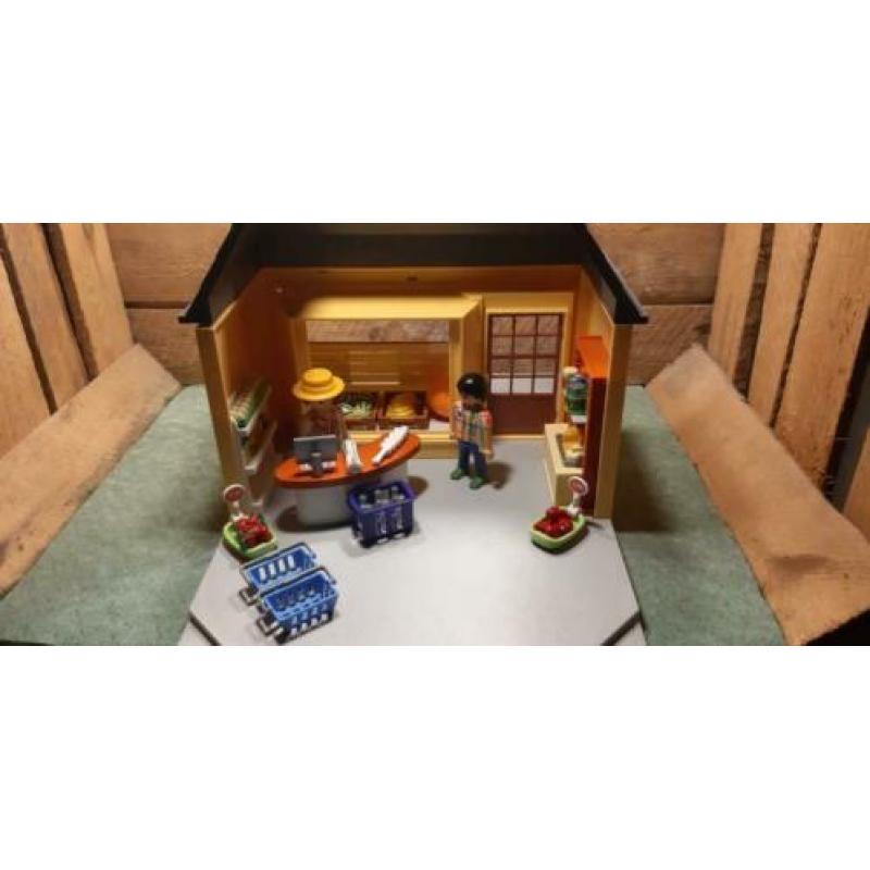 Playmobil de kruidenierswinkel met de 70375 gebouw.