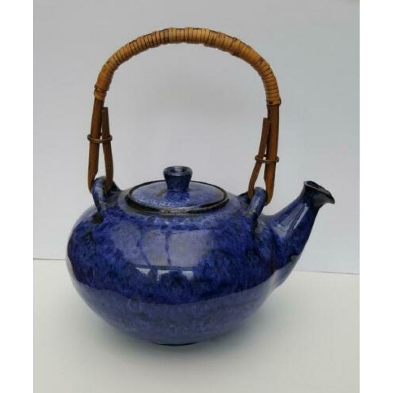 Theepot Japans, zwart keramiek met blauw glazuur