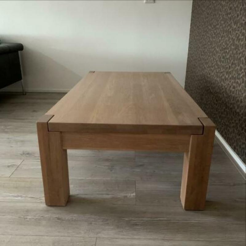 Eiken salontafel zware kwaliteit.