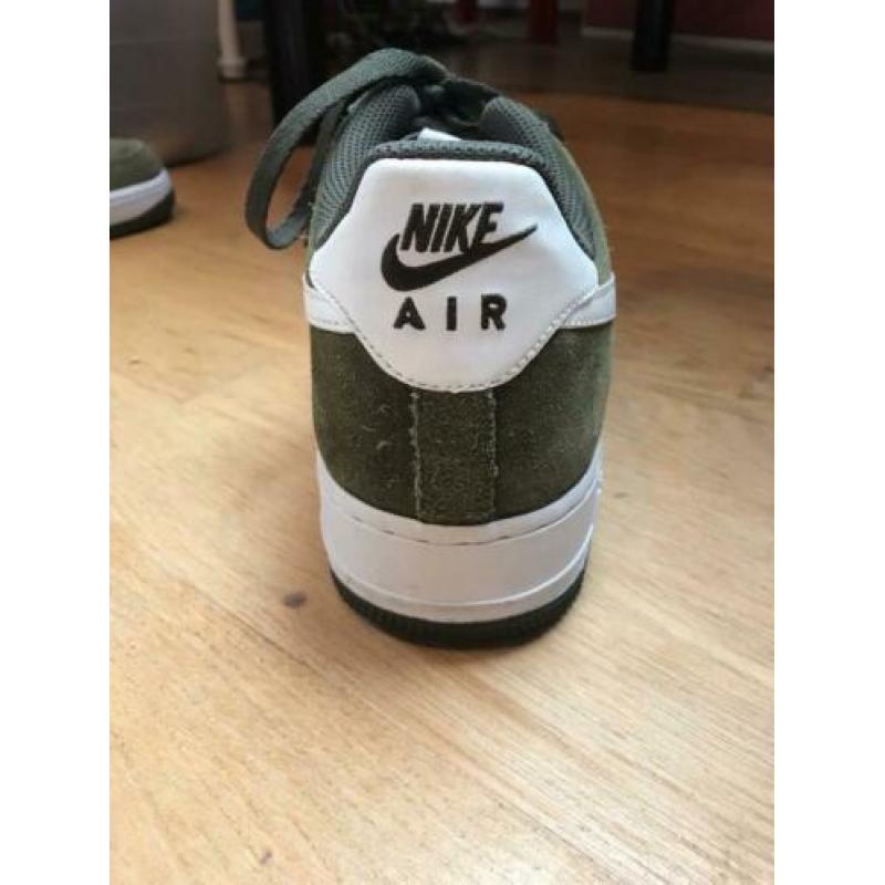 Legergroene nike air force 1 maat 43