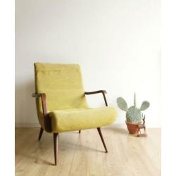 Vintage fauteuil op slanke pootjes. Retro design stoel