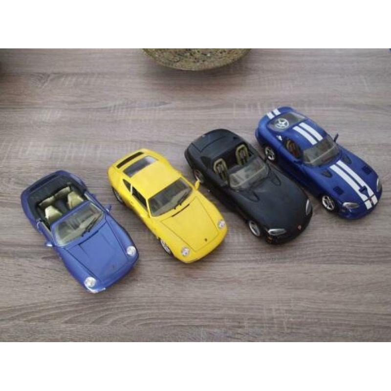 Vier modelauto,s 1:18 porsche/viper