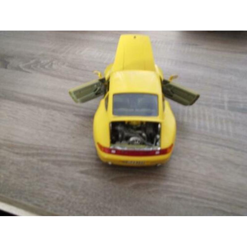 Vier modelauto,s 1:18 porsche/viper