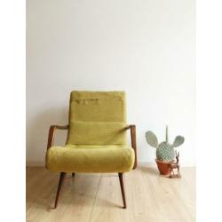 Vintage fauteuil op slanke pootjes. Retro design stoel