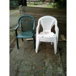 Gratis tuinstoelen / stapel stoelen