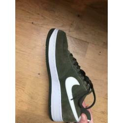 Legergroene nike air force 1 maat 43