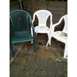 Gratis tuinstoelen / stapel stoelen