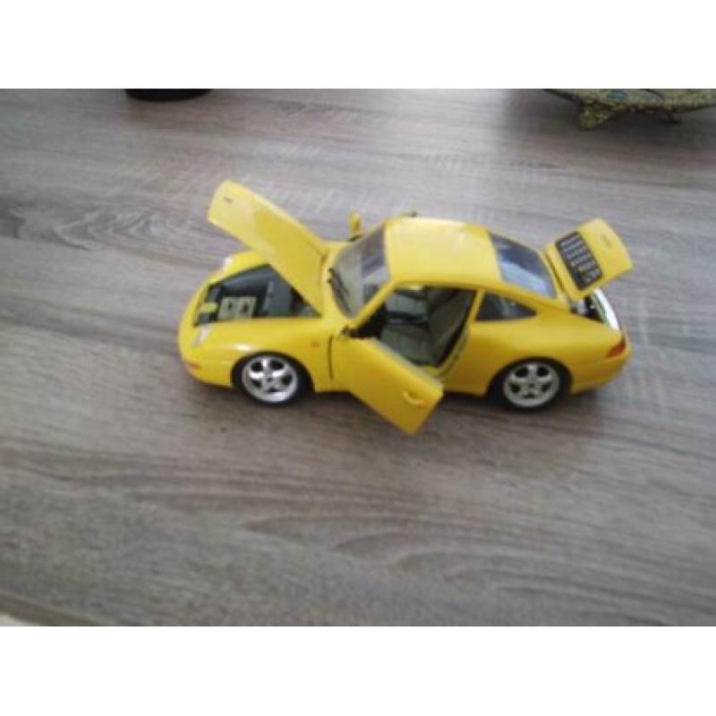 Vier modelauto,s 1:18 porsche/viper