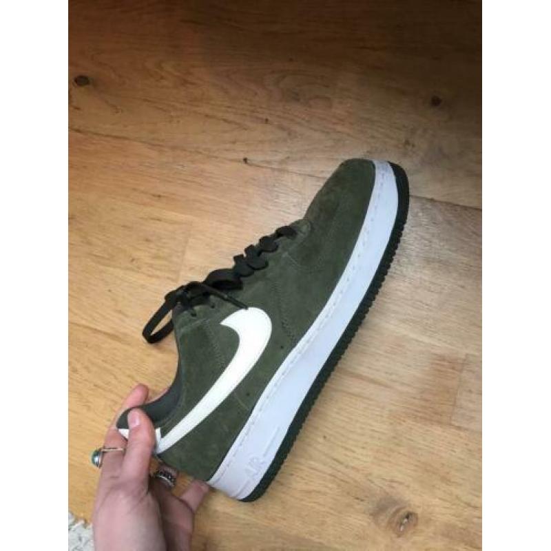 Legergroene nike air force 1 maat 43