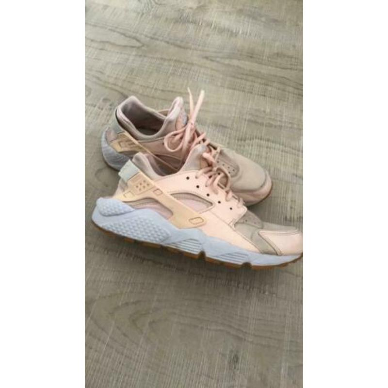 Als NIEUW: sneakers van NIKE AIR HUARACHE mt 41