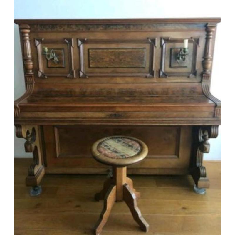 Antieke piano 1885-1990 met originele kandelaars en kruk