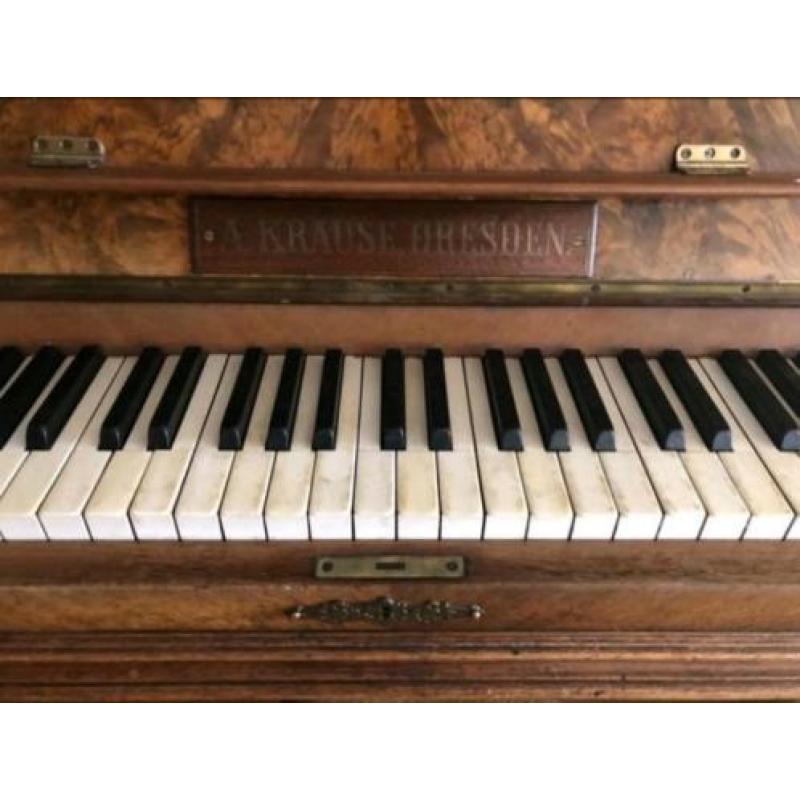 Antieke piano 1885-1990 met originele kandelaars en kruk