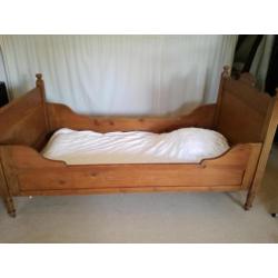 Antiek bed, twijfelaar (1,5 persoons)