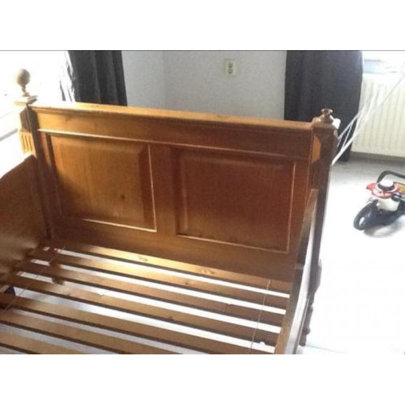 Mooi grenen bed te koop