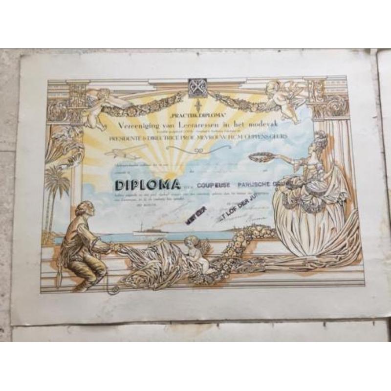 Te koop:diplomas coupeuse en costumière uit 1943