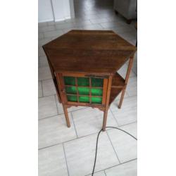 Antiek praktische hoektafel met twee deurtjes