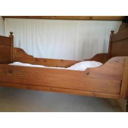 Antiek bed, twijfelaar (1,5 persoons)