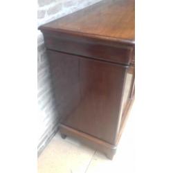 Een paar Mahonyhouten commodes