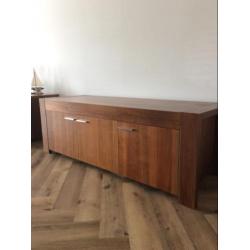 Design dressoir - notenhout met rvs bies