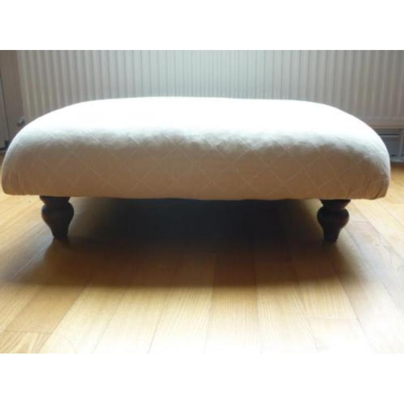 prachtige hocker/poef opnieuw bekleed oud model creme