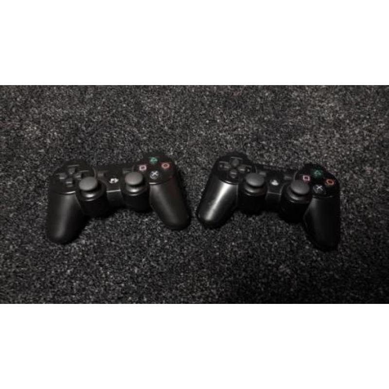 PlayStation 3 500GB Slim + spellen 2x + controler 2x